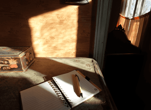 A pen and notebook on a table. 