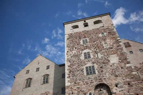 Turun linnan eteläpääty. Korkea kivirakennus, jossa torni. 