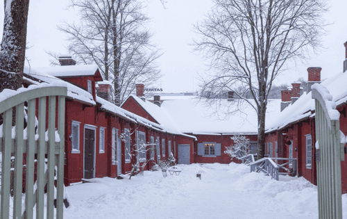 The snowy courtyard of the Pharmacy Museum and the Qwensel House.