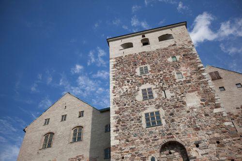Turun linnan eteläpääty. Korkea kivirakennus, jossa torni. 